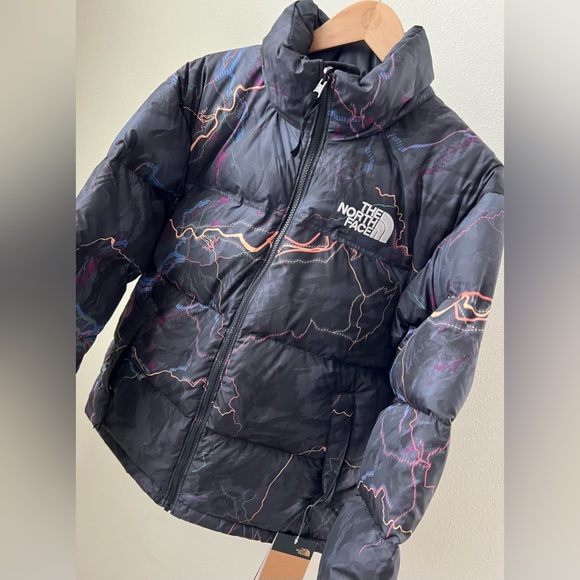 The North Face Men’s 1996 Retro Nuptse Jacket Tnf Black Trail Glow Print - Picture 4 of 14